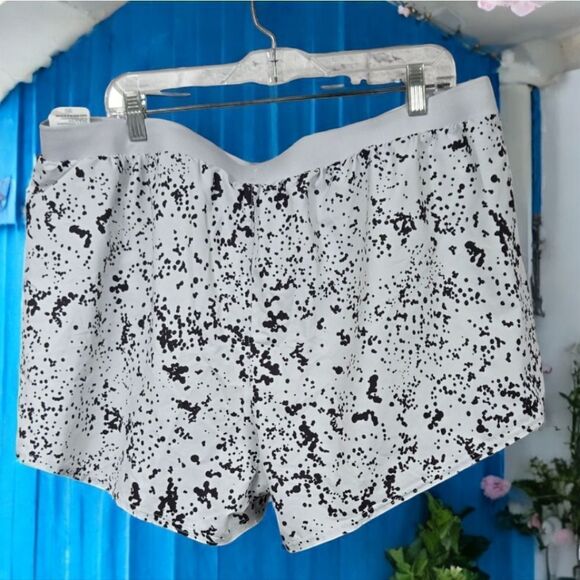 Women's UA Mileage 3.0 Shorts NWT Black/White Speckle Running Lined Quick Dry - Picture 4 of 16